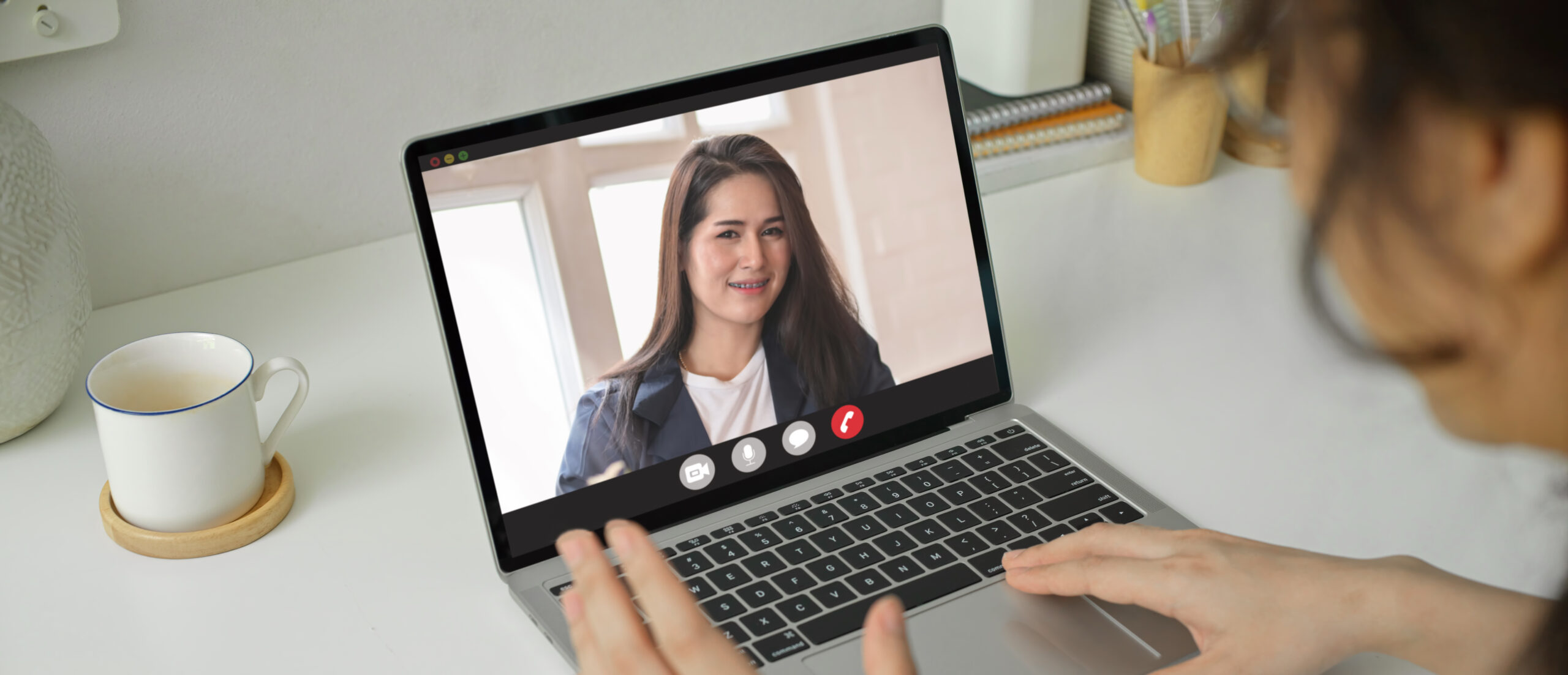 advogada na sala de audiência virtual