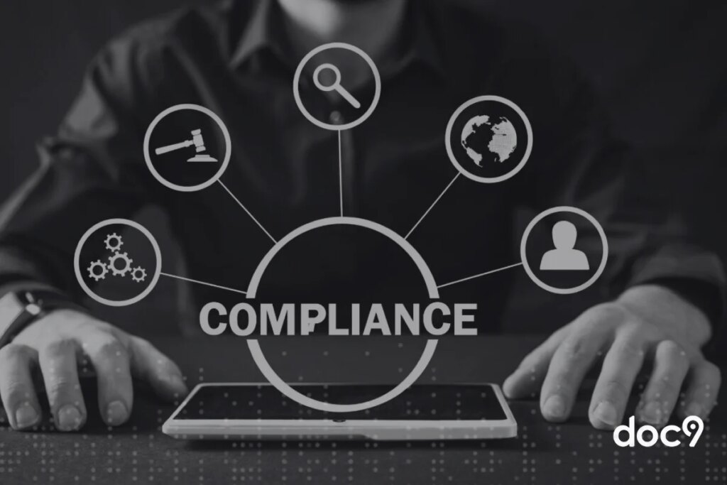 Imagem de conceito de compliance corporativa com homem de terno ao fundo, tablet na mesa e ícones conectados representando governança, leis, regulamentações e ética empresarial.