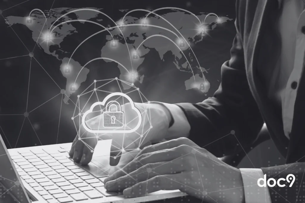 Advogado mexendo no notebook sob uma nuvem com cadeado, representando a segurança na nuvem.