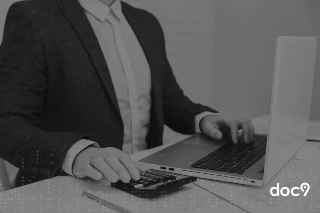 Advogado fazendo cálculo de rescisão no computador.