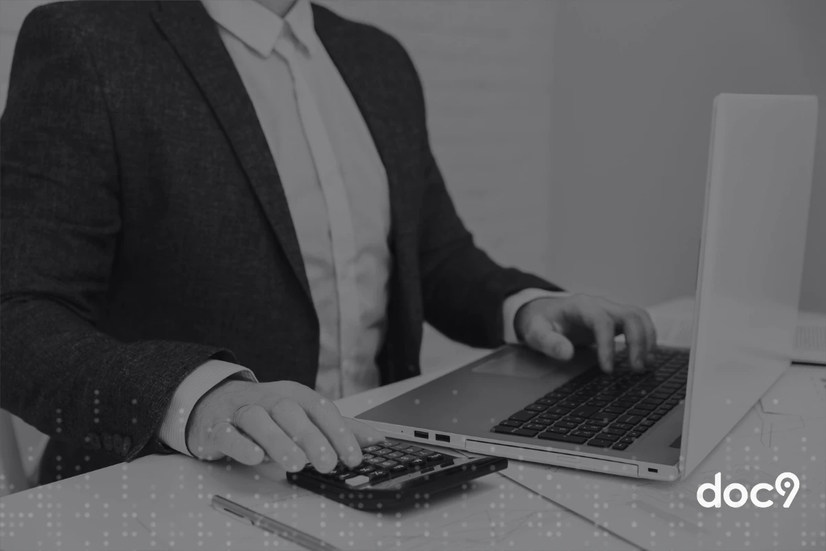 Advogado fazendo cálculo de rescisão no computador.