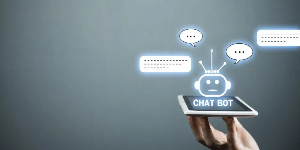 mao-tablet-chatbot-baloes-dialogo-digitais