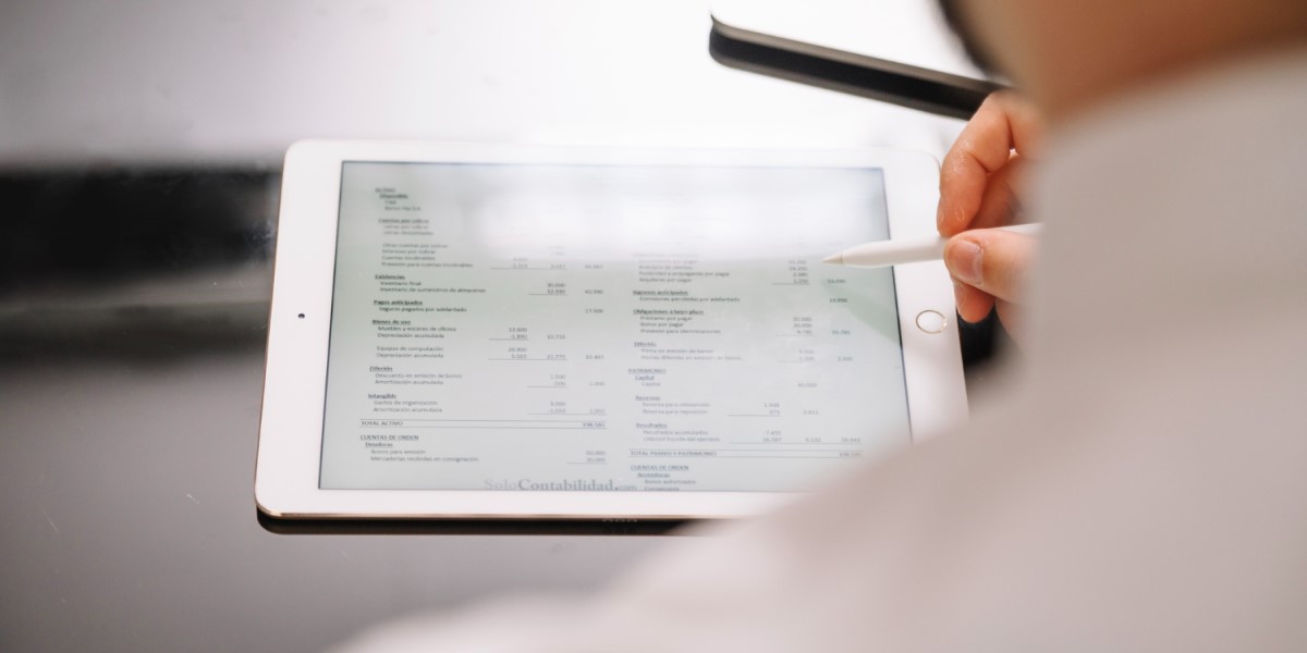 médico mexendo em tablet