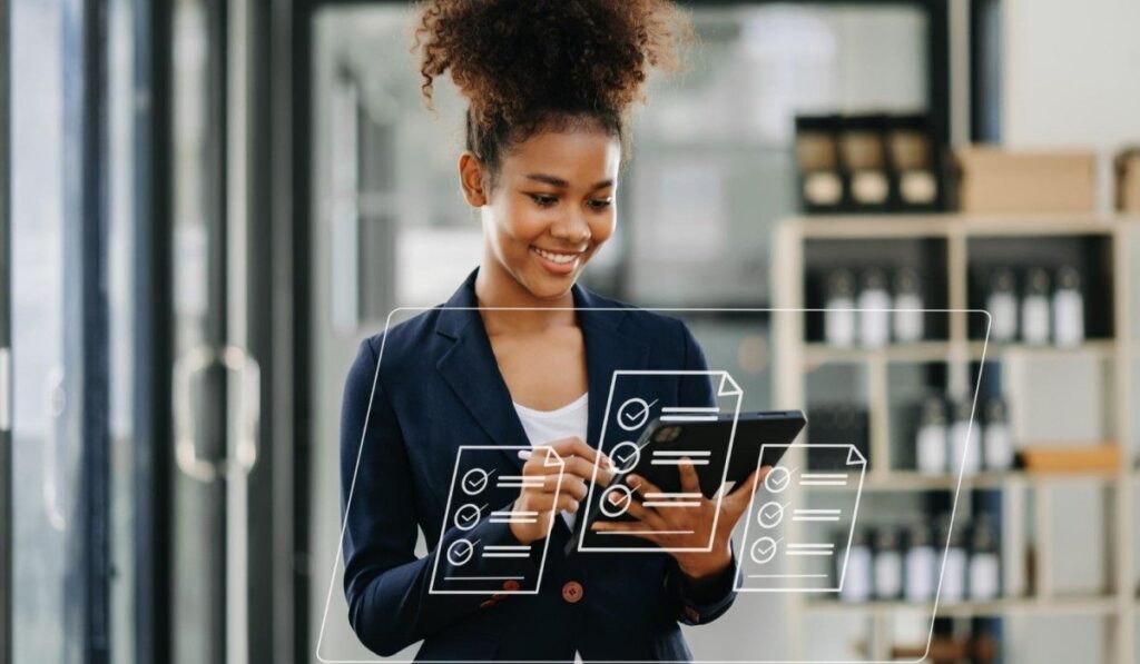Mulher sorridente usando um tablet em um ambiente de escritório moderno, com ícones de pastas flutuando na frente dela, simbolizando a gestão digital de documentos.
