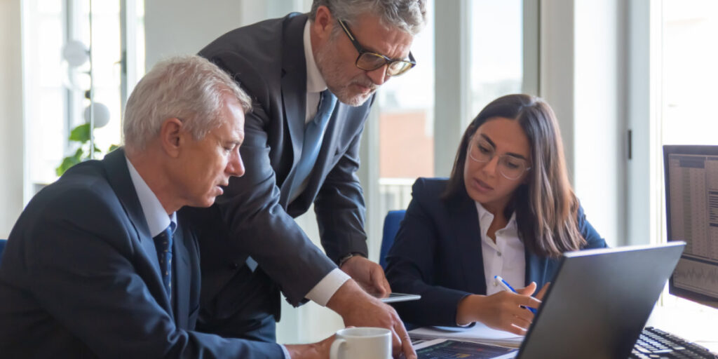 Advogado explicando para clientes sobre o processo