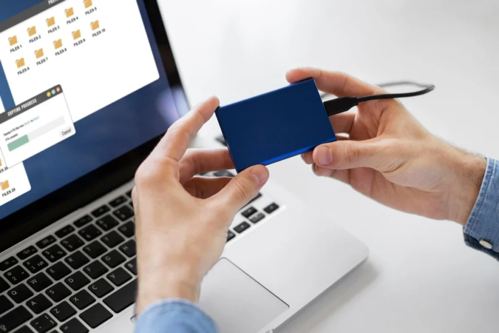Pessoa utilizando um token para certificado digital.