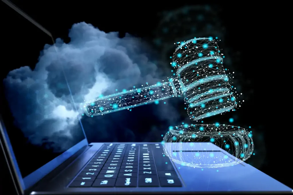 Imagem digital de um martelo de juiz criado com tecnologia de pontilhismo e efeitos digitais, representana segurança de dados na justiça e no direito, com um teclado de computador ao fundo.