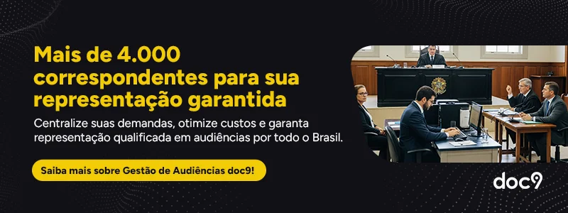 Sala de audiência judicial com juiz e advogados em reunião formal representando o serviço de audiência.doc9