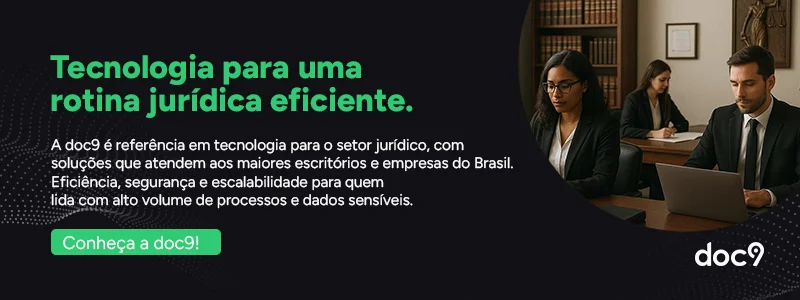 Tecnologia para rotina jurídica eficiente com profissionais usando laptops em escritório jurídico