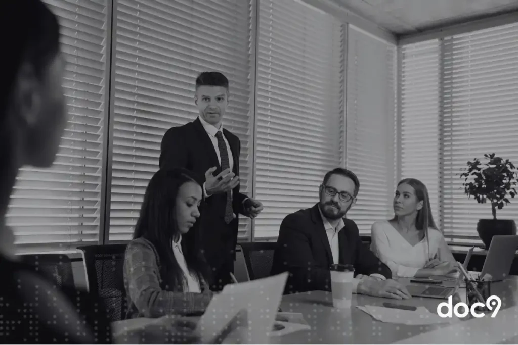 Advogados conversando em uma sala de reunião sobre vazamento de dados.