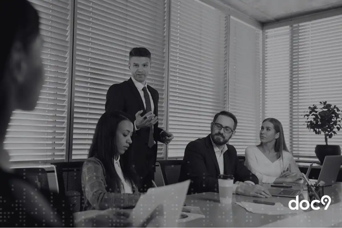 Advogados conversando em uma sala de reunião sobre vazamento de dados.