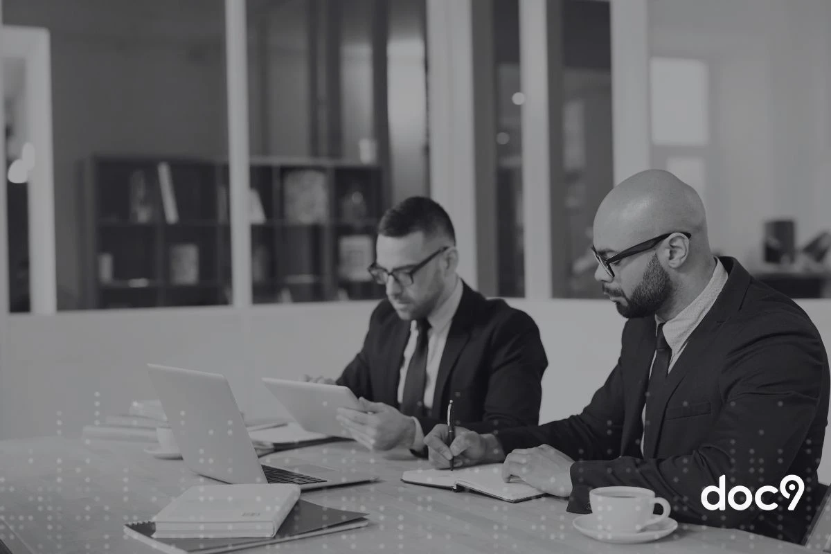 Advogados sentados fazendo anotações, representando processos jurídicos.