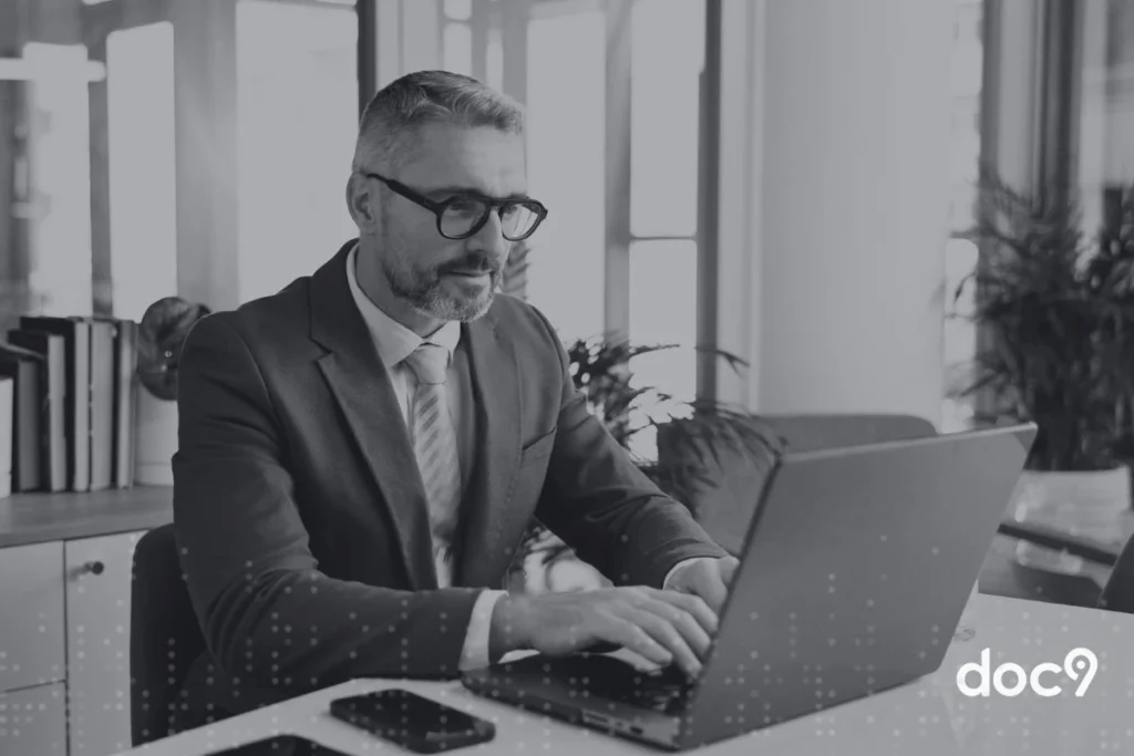 Advogado em um escritório digitando no notebook, representando o GPT jurídico.