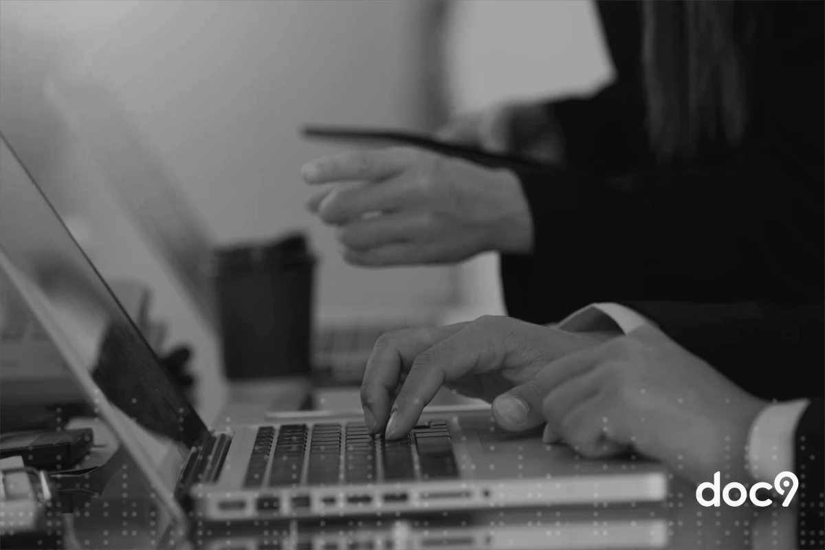 Advogados trabalhando com notebooks e tablets em um escritório de direito.