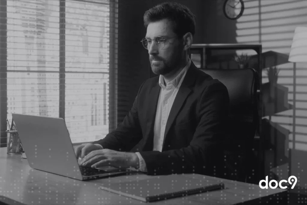 Advogado fazendo gestão do escritório de advocacia no computador.