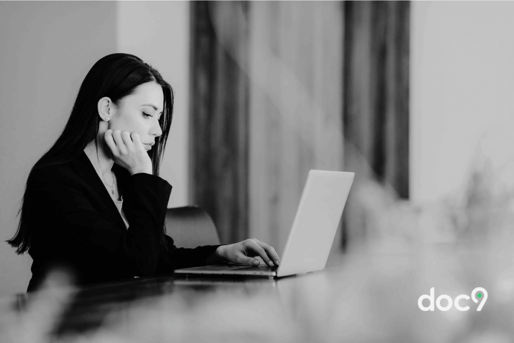 advogada utilizando agentes jurídicos especialistas em IA no escritório