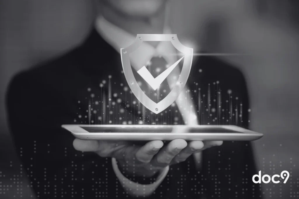 Advogado segurando um tablet com símbolo de segurança, como verificar a validade do certificado digital.