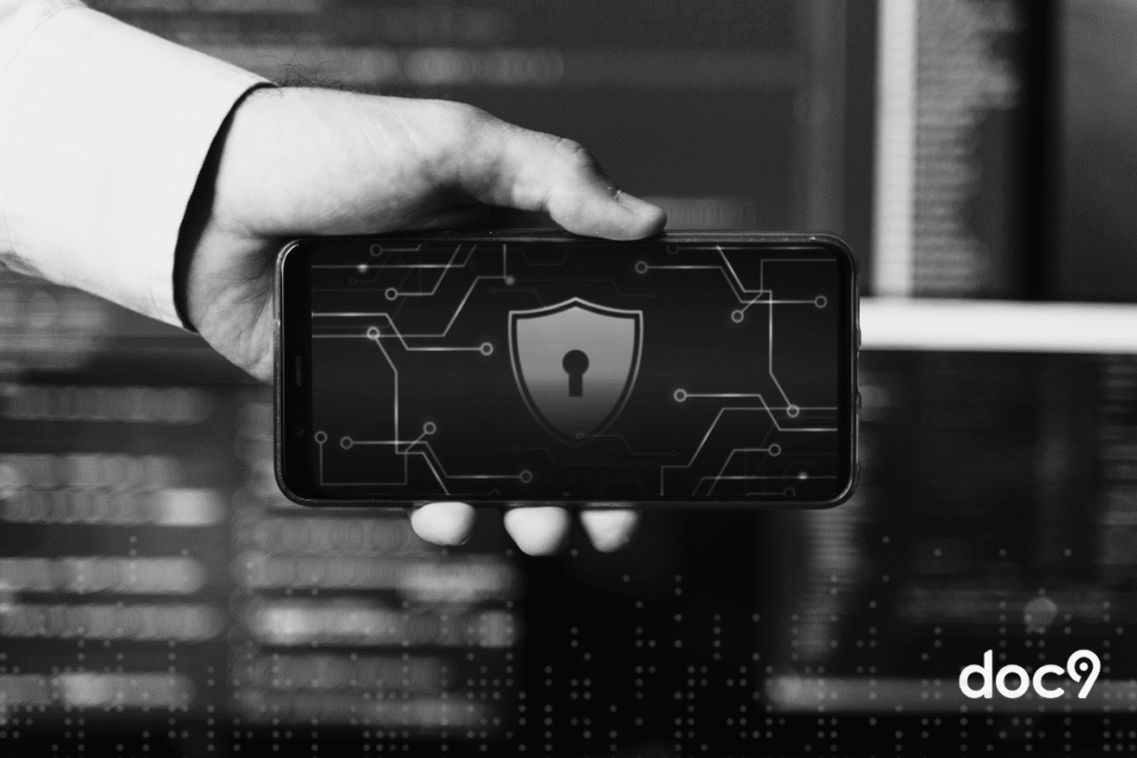 Mão masculina segurando um celular na horizontal quentem a imagem de um cadeado, representando como usar um certificado digital da doc9.