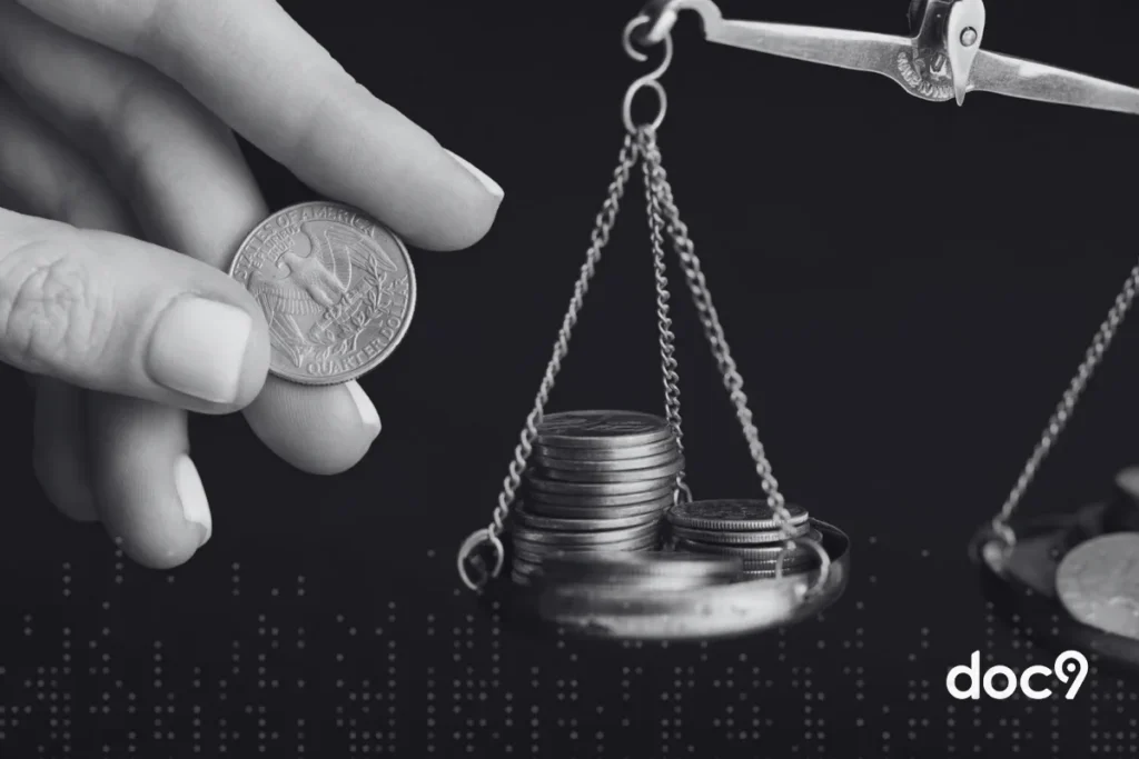 Uma mão segura uma moeda para colocar em uma balança, representando um artigo sobre cálculos judiciais da doc9.