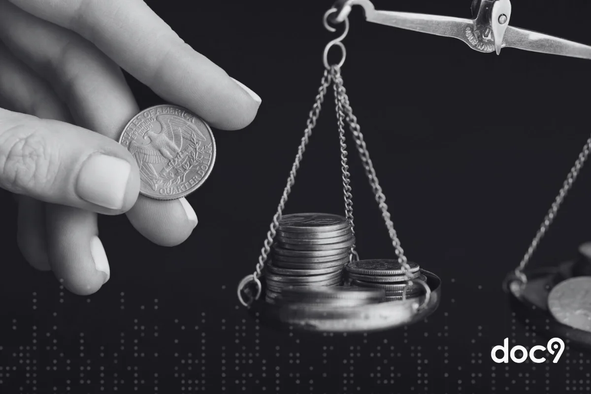 Uma mão segura uma moeda para colocar em uma balança, representando um artigo sobre cálculos judiciais da doc9.