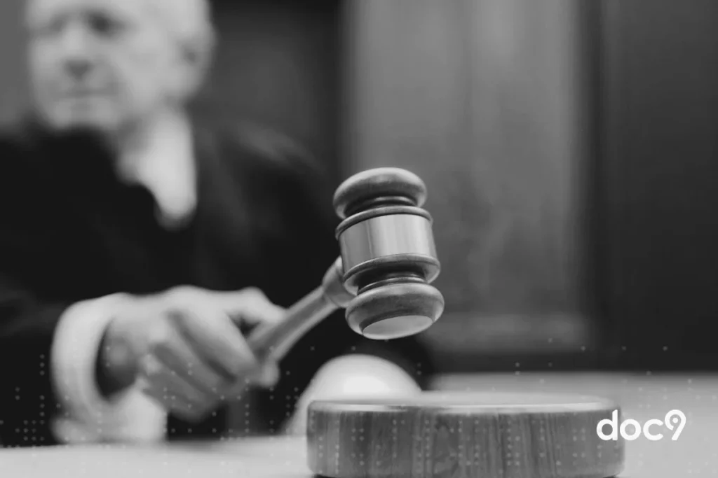 Juiz batendo em um martelo em audiência, ilustrando um artigo da doc9 sobre como citar jurisprudência no corpo do texto.