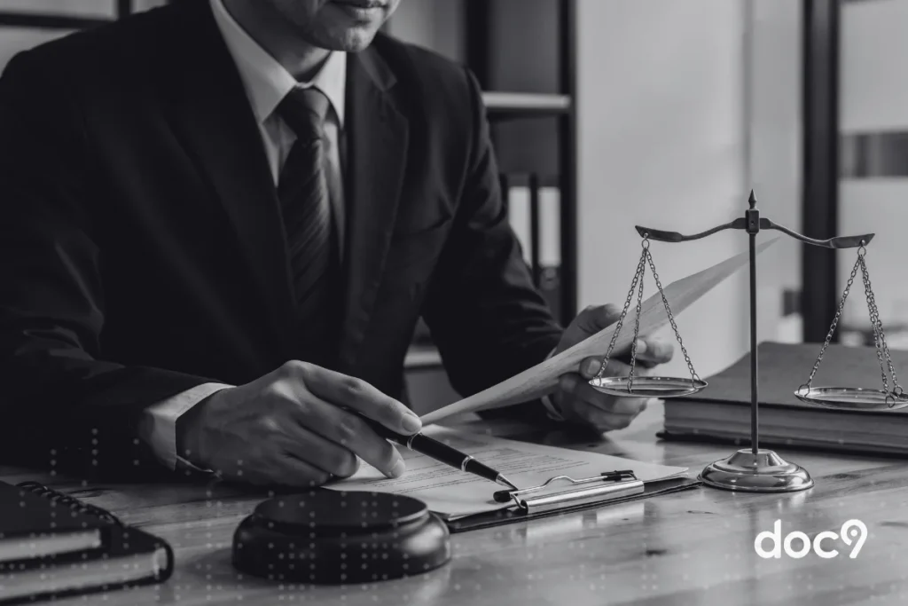 Rapaz de terno com documento na mão em um escritório realizando auditoria jurídica.